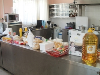 Δώρισαν τρόφιμα αντί για μπομπονιέρες βάπτισης