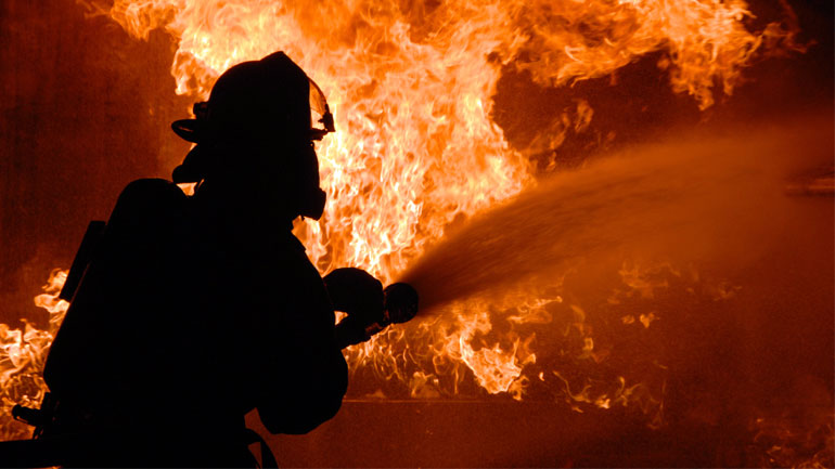 Ολονύχτια μάχη με τις φλόγες
