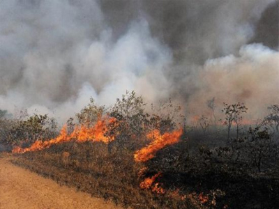 Μαίνεται η φωτιά στη Ζάκυνθο