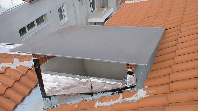 Καθάριζε τζάμια και έπεσε στον φωταγωγό