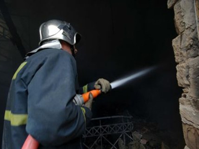 Ακόμα καίει η φωτιά σε αποθήκη στο Δομοκό