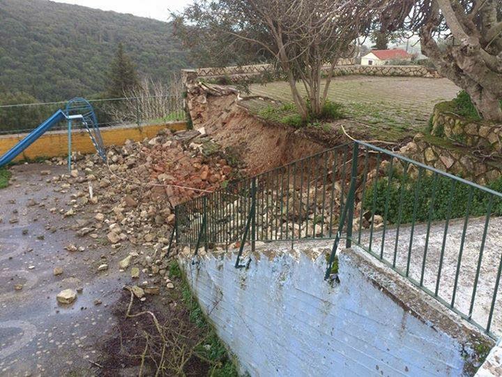 Αυλή σχολείου στα Καμιναράτα Κεφαλλονιάς