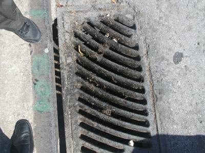 Έκρυψε ναρκωτικά στο φρεάτιο