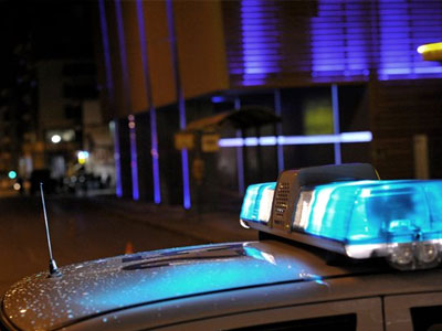 Έριξαν γκαζάκια στο δημαρχείο Καισαριανής