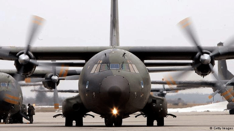 Βερολίνο: Στο τραπέζι πρόταση για μεταφορά προσφύγων με στρατιωτικά αεροπλάνα