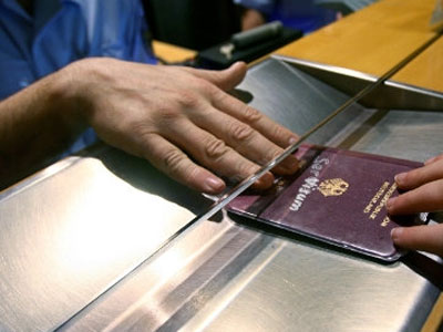 DW: «Η Γερμανία χρειάζεται τους μετανάστες»