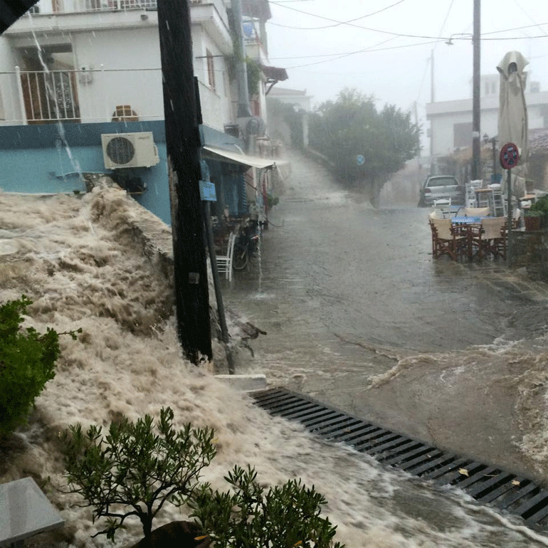 Δρόμος στο ορεινό χωριό Γλώσσα