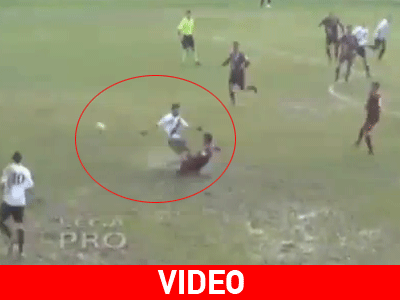 Έβαλε γκολ με τάκλιν από τα 70 μέτρα!