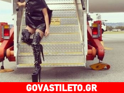 Ποια σταρ κατάφερε να κατέβει με άνεση από το αεροπλάνο φορώντας αυτούς τους κοθόρνους;