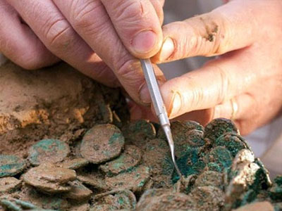 Έψαχνε νομίσματα στην παραλία