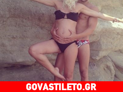 Η εγκυμοσύνη της πάει πολύ! Παιχνίδια στην άμμο με τον σύντροφό της!