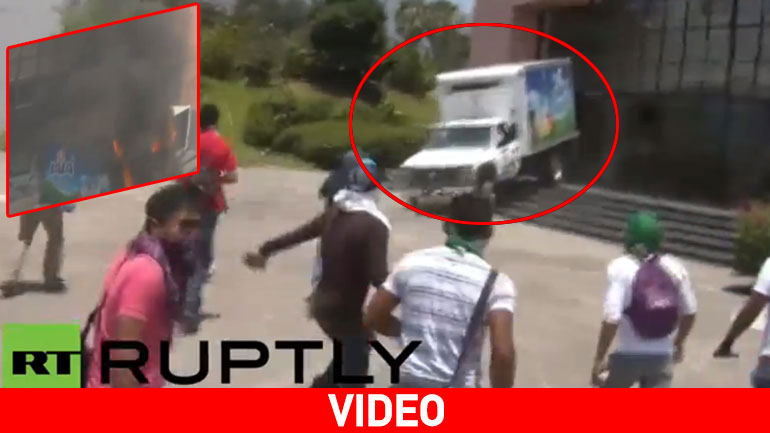 Μεξικό: Διαδηλωτές ρίχνουν φορτηγάκι στην είσοδο του δημαρχείου και το πυρπολούν