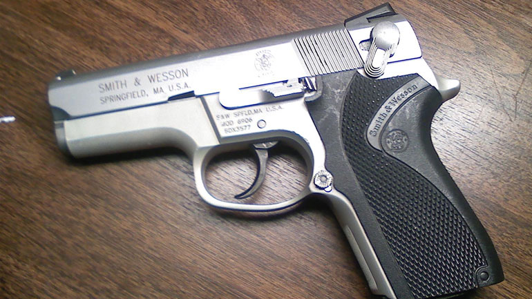 Ηράκλειο: Το καφενείο είχε ροφήματα, μεζέδες και… όπλα