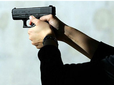 Πιερία: Την απείλησαν με χειροβομβίδα και την τραυμάτισαν με πιστόλι