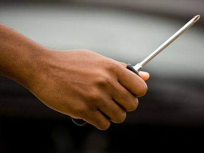 Απείλησαν με κατσαβίδι γυναίκα με κινητικά προβλήματα