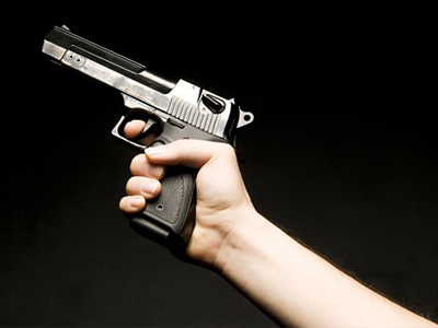 Οι «μπαλωθιές» του Δεκαπενταύγουστου τον έστειλαν κρατητήριο!