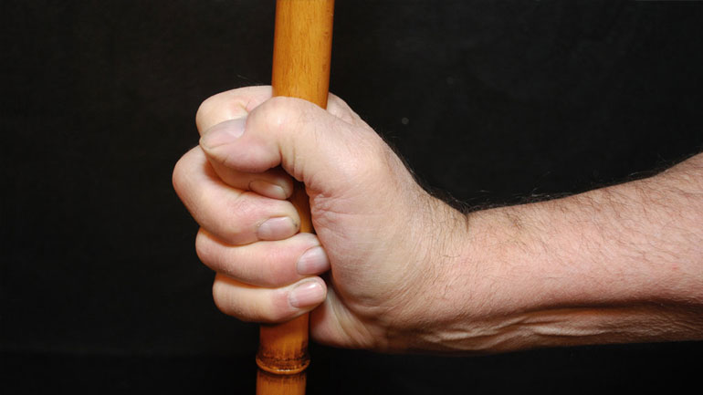 Κυκλοφορούσε… οπλισμένος με μαγκούρα