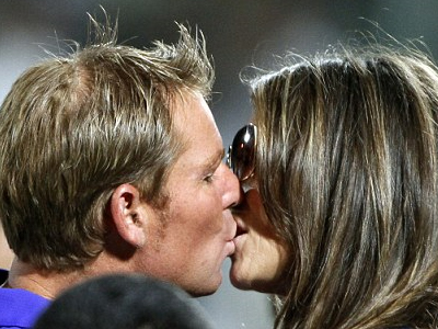 Τον εμψυχώνει με κάθε τρόπο