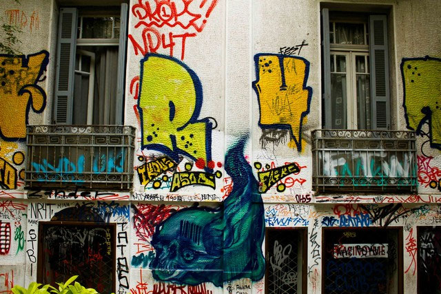 Τοίχοι γεμάτοι γκράφιτι