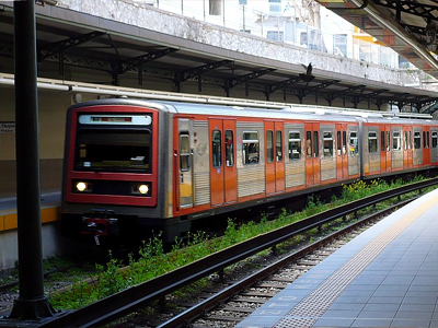 Ένταση στο Θησείο μετά την πτώση αλλοδαπού στις γραμμές του Ηλεκτρικού Ένταση στο Θησείο μετά την πτώση αλλοδαπού στις γραμμές του Ηλεκτρικού