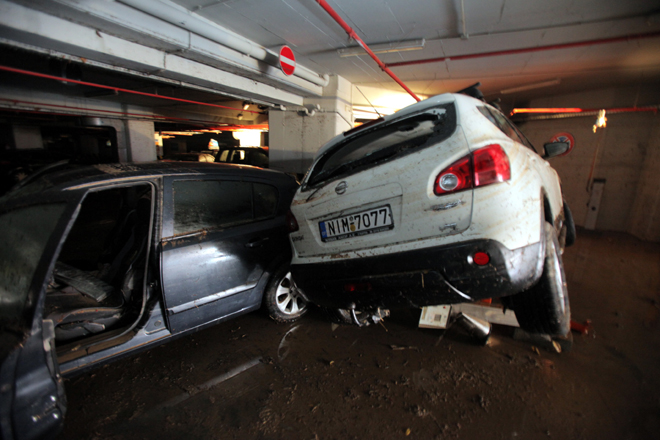 Διαλυμένα αυτοκίνητα, παρασυρμένα από χειμάρρους