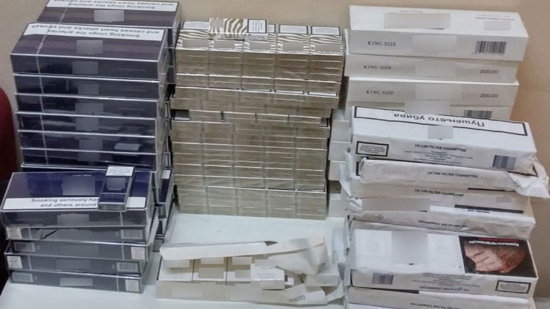 Είχαν στο σπίτι τους… στοκ λαθραίων τσιγάρων