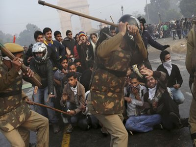 Ινδία: Νεκρός αστυνομικός σε βίαια επεισόδια στο Νέο Δελχί