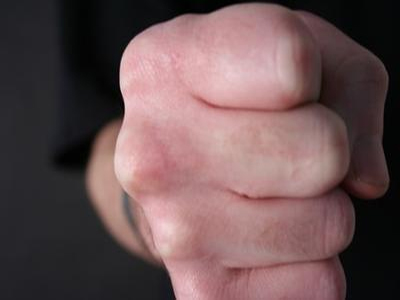 Έκρυβε στο σπίτι όπλα και σιδηρογροθιά