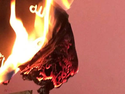 Απαγωγές και απελευθερώσεις για το κάψιμο σημαίας του Ισλαμικού Χαλιφάτου