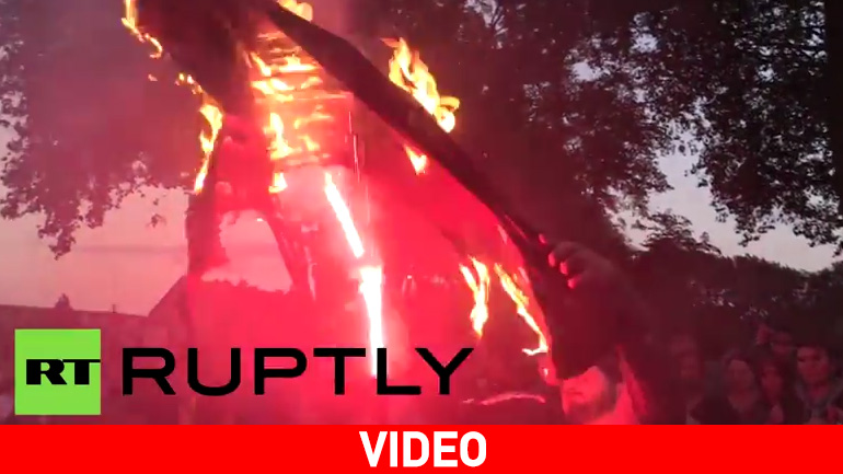 Λονδίνο: Κούρδοι διαδηλωτές έκαψαν σημαίες του Ισλαμικού Χαλιφάτου