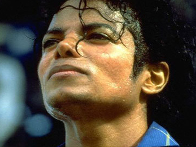 Γράφει βιβλίο για τον αδερφό του