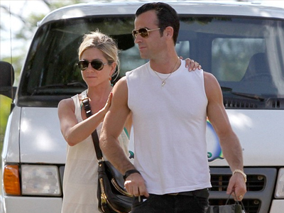 Τον κρατάει για να μην της φύγει