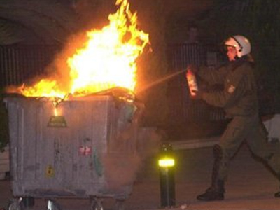 Φωτιά σε κάδο στο κέντρο της Αθήνας