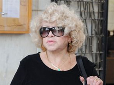 Περιμένει στο ακουστικό της