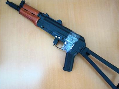 Πάτρα: Το καλάσνικοφ ήταν ψεύτικο Πάτρα: Το καλάσνικοφ ήταν ψεύτικο