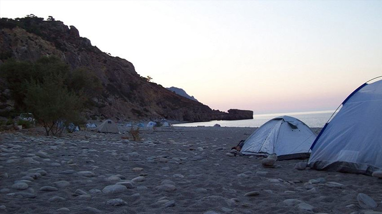 Καλοί Λιμένες: Στο αυτόφωρο για παράνομο κάμπινγκ