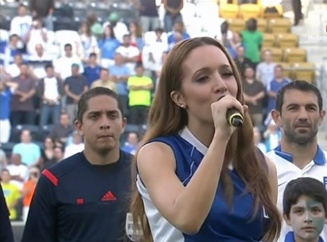 Η καλομοίρα την ώρα που τραγουδάει τον εθνικό ύμνο