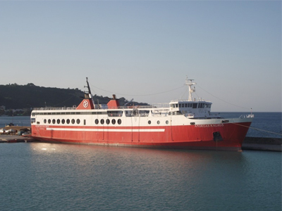 Μηχανική βλάβη σε πλοίο στο λιμάνι της Κυλλήνης