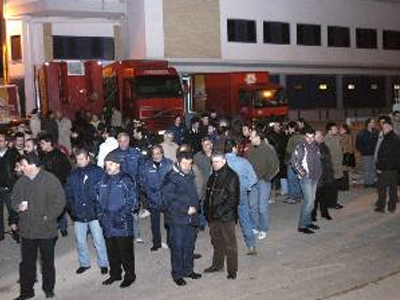 Περιφρούρηση της απεργίας έξω από τον «Καραμολέγκο»