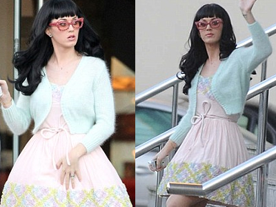 Τα «φανταχτερά» κόκκινα γυαλιά της Katie Perry