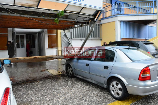 Αργοστόλι: Πτώση ξύλινου κορμού πάνω σε αυτοκίνητο