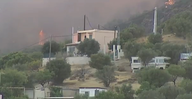 Φλόγες κοντά σε κατοικίες στο σημείο Σάκκα Κερατέας