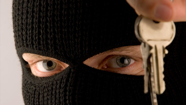 Παραλιακή: Αυτοί έκαναν βουτιές και τα αυτοκίνητά τους έκαναν… φτερά!