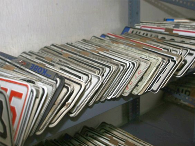 Φθίνει το κύμα κατάθεσης πινακίδων κυκλοφορίας