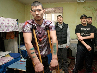 Ράβουν τα χείλη τους στο Κιργιστάν