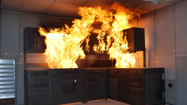 Ηράκλειο Κρήτης: Η κουζίνα… λαμπάδιασε!