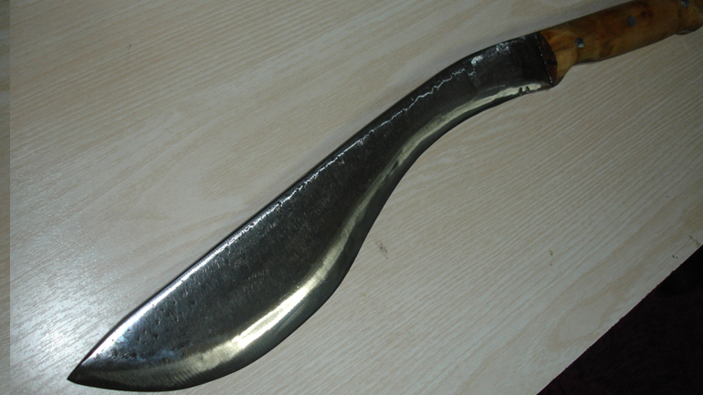 Κυκλοφορούσε με την… χατζάρα στο σακίδιο