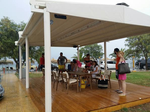 Γλύφα: Στις… ξαπλώστρες τούς έπιασε το καλοκαιρινό μπουρίνι!