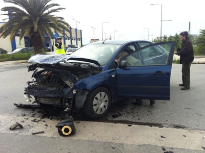 Τροχαίο με δύο ελαφρά τραυματίες στη Λαμία