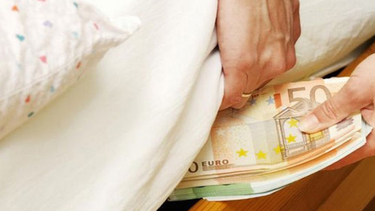 Λεχαινά: Έκαναν «φτερά» 15.000 ευρώ κάτω από το στρώμα